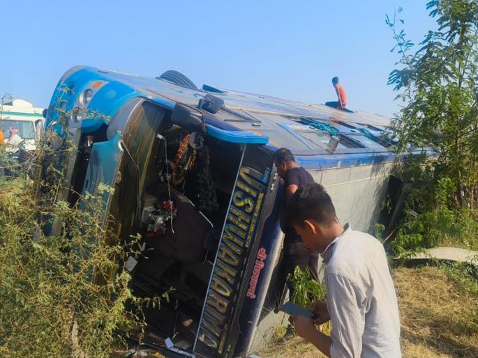 The driver's sudden braking caused the tires to burst and the travels reversed; 15 passengers injured, 3 serious | चालकाचे नियंत्रण सुटल्याने ट्रॅव्हल्स उलटली; १५ प्रवाशी जखमी, ३ गंभीर The driver's sudden braking caused the tires to burst and the travels reversed; 15 passengers injured, 3 serious | चालकाचे नियंत्रण सुटल्याने ट्रॅव्हल्स उलटली; १५ प्रवाशी जखमी, ३ गंभीर