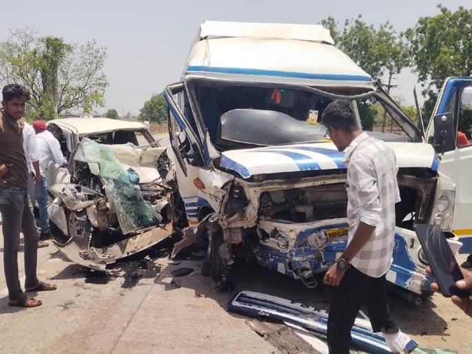 Bullet, car and travel accident near Gangakhed; 14 people injured, two seriously | बुलेट, कार आणि ट्रॅव्हल्सचा गंगाखेडजवळ भीषण अपघात; १४ जण जखमी, दोघे गंभीर Bullet, car and travel accident near Gangakhed; 14 people injured, two seriously | बुलेट, कार आणि ट्रॅव्हल्सचा गंगाखेडजवळ भीषण अपघात; १४ जण जखमी, दोघे गंभीर