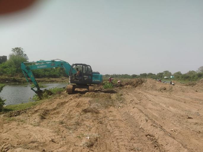 Cleaning of Irai riverbed in Chandrapur started | चंद्रपुरातील इरई नदी पात्राची स्वच्छता सुरु Cleaning of Irai riverbed in Chandrapur started | चंद्रपुरातील इरई नदी पात्राची स्वच्छता सुरु
