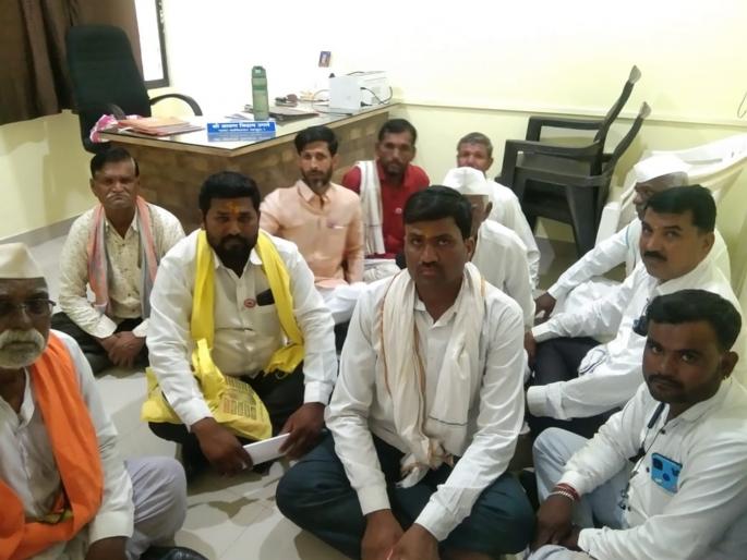 Stay at Renapur Tehsil Office for drought subsidy, crop insurance | दुष्काळी अनुदान, पीकविम्यासाठी रेणापूर तहसील कार्यालयामध्ये ठिय्या Stay at Renapur Tehsil Office for drought subsidy, crop insurance | दुष्काळी अनुदान, पीकविम्यासाठी रेणापूर तहसील कार्यालयामध्ये ठिय्या
