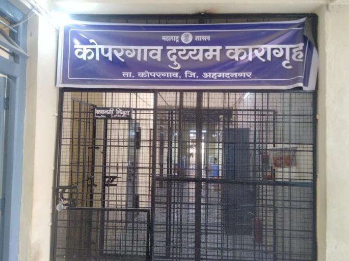 Accused in the murder case ran away after slapping the hands of the police | पोलिसाच्या हातावर तुरी देत खून प्रकरणातील आरोपी पळाला Accused in the murder case ran away after slapping the hands of the police | पोलिसाच्या हातावर तुरी देत खून प्रकरणातील आरोपी पळाला