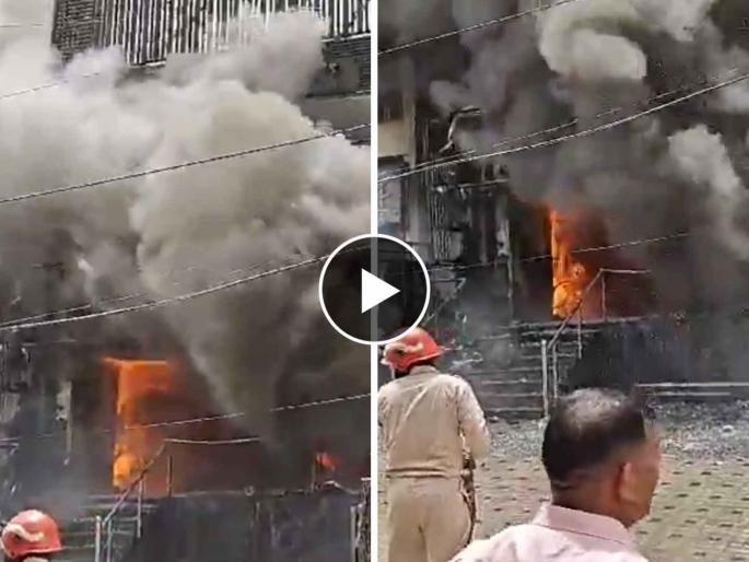 Delhi Fire broke out at Eye7 Chaudhary Eye Centre in South Delhi's Lajpat Nagar | Video - दिल्लीतील रुग्णालयाला भीषण आग; अग्निशमन दलाच्या १२ गाड्या दाखल Delhi Fire broke out at Eye7 Chaudhary Eye Centre in South Delhi's Lajpat Nagar | Video - दिल्लीतील रुग्णालयाला भीषण आग; अग्निशमन दलाच्या १२ गाड्या दाखल
