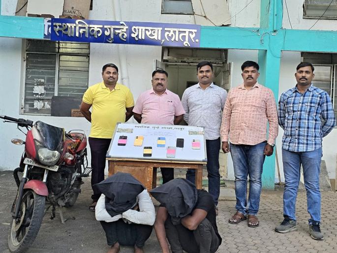 Arrested two people who robbed by beating and looted | मारहाण करून लुटणाऱ्या दाेघांना मुद्देमालासह अटक Arrested two people who robbed by beating and looted | मारहाण करून लुटणाऱ्या दाेघांना मुद्देमालासह अटक