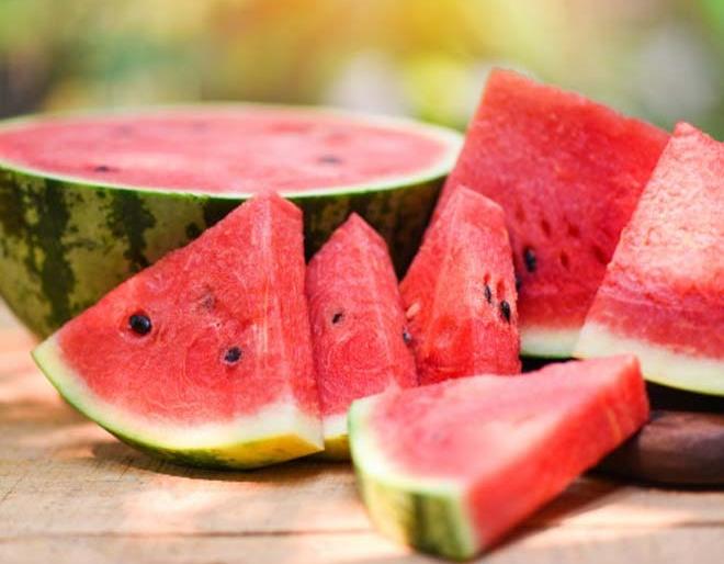 health tips watermelon with salt side effects | कलिंगड खाताना 'ही' एक चूक करणं बेतू शकतं जीवावर; वेळीच व्हा सावध health tips watermelon with salt side effects | कलिंगड खाताना 'ही' एक चूक करणं बेतू शकतं जीवावर; वेळीच व्हा सावध