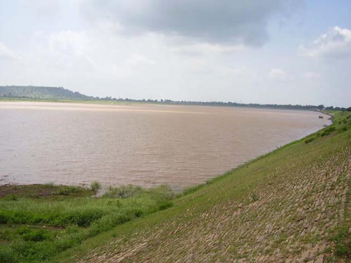 Dam Lake is again in the grip of encroachment | बांध तलाव पुन्हा अतिक्रमणाच्या विळख्यात Dam Lake is again in the grip of encroachment | बांध तलाव पुन्हा अतिक्रमणाच्या विळख्यात