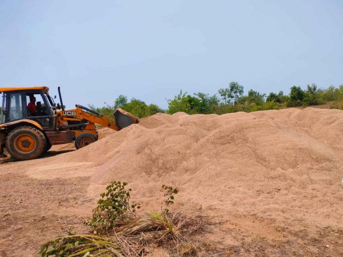60 brass illegal sand deposits in the hills near Samada Ghat | सामदा घाटाजवळील डोंगरीत ६० ब्रास अवैध रेतीसाठा 60 brass illegal sand deposits in the hills near Samada Ghat | सामदा घाटाजवळील डोंगरीत ६० ब्रास अवैध रेतीसाठा