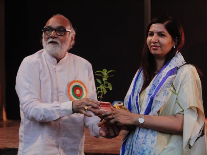 Unhealthy diet, loneliness, split families are serious problems of the society  | अस्वास्थ्यकर आहार, एकटेपणा, विभक्त कुटुंबे समाजाची गंभीर समस्या  Unhealthy diet, loneliness, split families are serious problems of the society  | अस्वास्थ्यकर आहार, एकटेपणा, विभक्त कुटुंबे समाजाची गंभीर समस्या