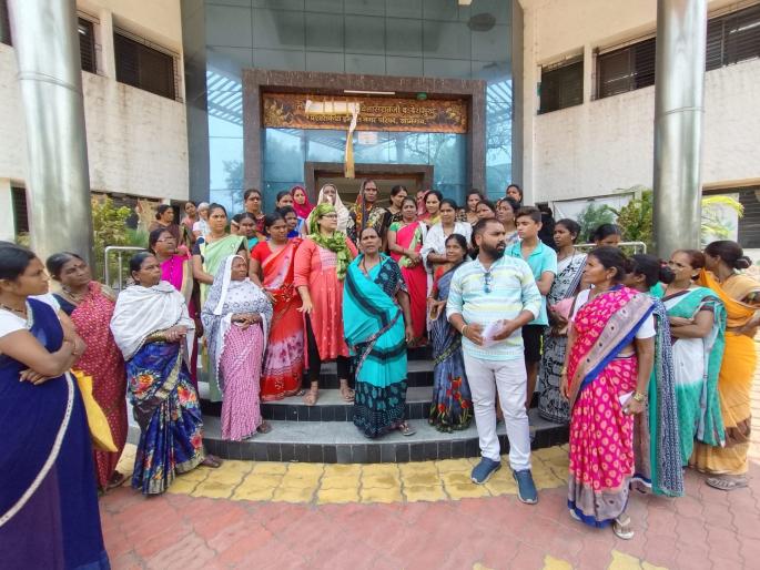 Citizens strike in the municipality to solve basic problems! | मुलभूत समस्यांच्या सोडवणुकीसाठी नागरिकांची पालिकेत धडक! Citizens strike in the municipality to solve basic problems! | मुलभूत समस्यांच्या सोडवणुकीसाठी नागरिकांची पालिकेत धडक!