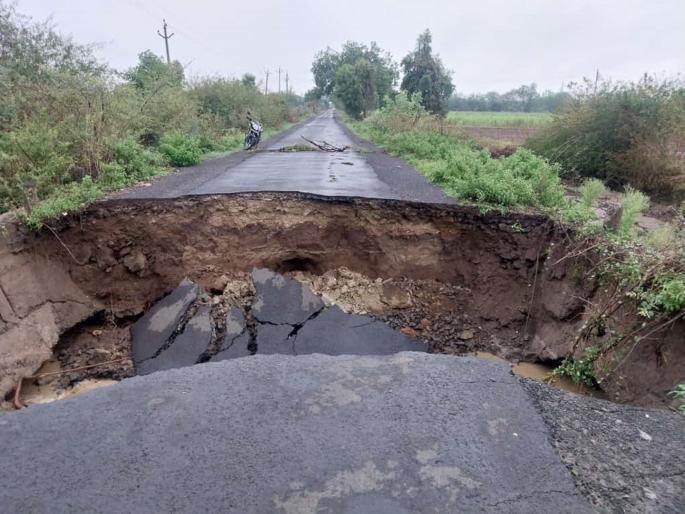 Rain hits, the bridge on the Mangrul to Sarangapur road was washed away | मुसळधार पावसाचा तडाखा; मंगरूळ ते सारंगापूर रस्त्यावरील पूल गेला वाहून