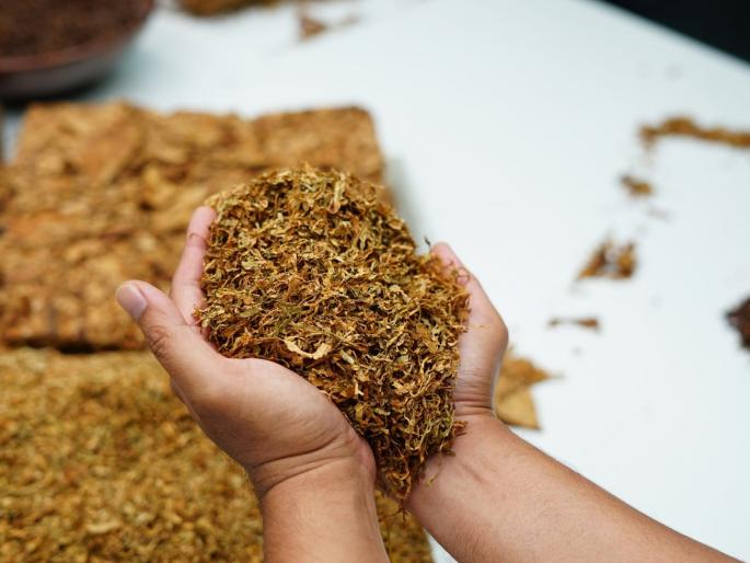 Consignment of flavored tobacco intercepted, 211 bags seized | सुगंधित तंबाखूची खेप पकडली, २११ पोती जप्त Consignment of flavored tobacco intercepted, 211 bags seized | सुगंधित तंबाखूची खेप पकडली, २११ पोती जप्त