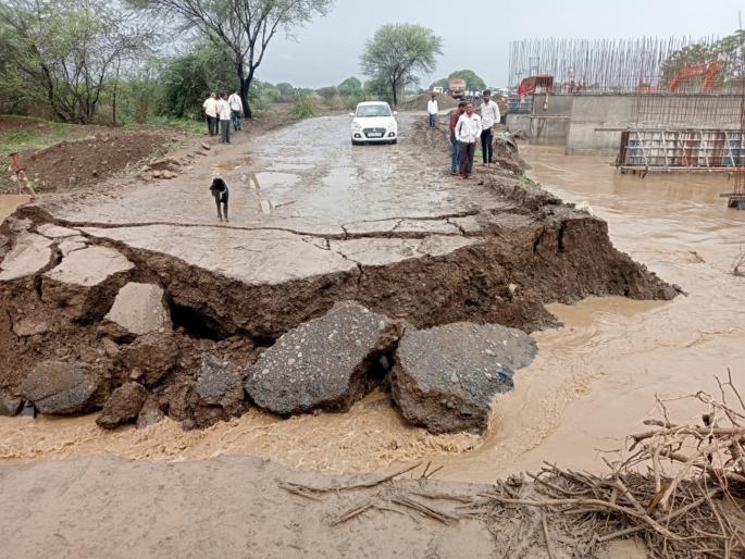 The temporary bridge on the Latur-Udgir road was washed away, bringing traffic to a standstill | लातूर-उदगीर मार्गावरील तात्पुरता पुल वाहून गेल्याने वाहतूक ठप्प The temporary bridge on the Latur-Udgir road was washed away, bringing traffic to a standstill | लातूर-उदगीर मार्गावरील तात्पुरता पुल वाहून गेल्याने वाहतूक ठप्प