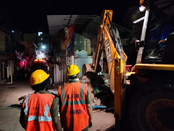 The silt wall over the drain fell; Fortunately, no life was lost, thane | नाल्यावरील गाळ्याची भिंत पडली; सुदैवाने जीवितहानी नाही The silt wall over the drain fell; Fortunately, no life was lost, thane | नाल्यावरील गाळ्याची भिंत पडली; सुदैवाने जीवितहानी नाही