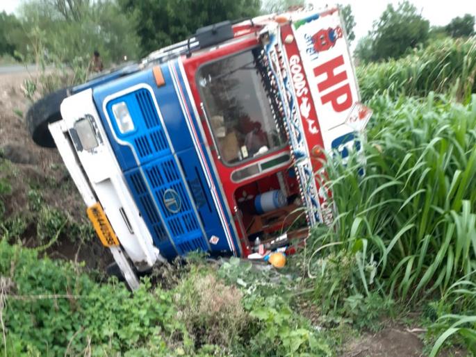 The truck overturned on the side of the road after losing control of the steering; Driver killed | स्टेअरींगवरील नियंत्रण सुटल्याने ट्रक रस्त्याच्या कडेला उलटला; चालकाचा मृत्यू The truck overturned on the side of the road after losing control of the steering; Driver killed | स्टेअरींगवरील नियंत्रण सुटल्याने ट्रक रस्त्याच्या कडेला उलटला; चालकाचा मृत्यू