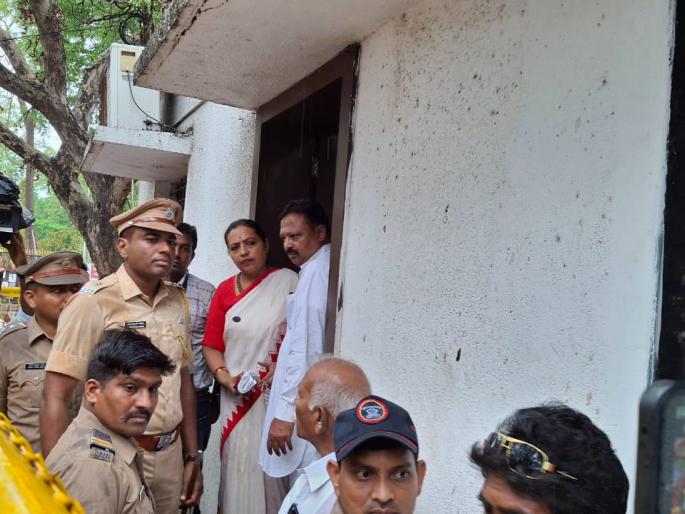 MPs broke the lock and occupied the office; Chandrakant Patel was told harsh words | कुलूप तोडून घेतला खासदारांनी कार्यालयाचा ताबा; चंद्रकांत पाटलांना सुनावले खडेबोल MPs broke the lock and occupied the office; Chandrakant Patel was told harsh words | कुलूप तोडून घेतला खासदारांनी कार्यालयाचा ताबा; चंद्रकांत पाटलांना सुनावले खडेबोल