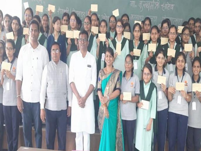 "Mr. CM Eknath Shinde, start free higher education for girls from this year"; 92 girls of Latur demand by letter | "मुख्यमंत्री साहेब, यंदापासून मोफत उच्च शिक्षण सुरू करा"; लातूरच्या ९२ मुलींची पत्रातून मागणी "Mr. CM Eknath Shinde, start free higher education for girls from this year"; 92 girls of Latur demand by letter | "मुख्यमंत्री साहेब, यंदापासून मोफत उच्च शिक्षण सुरू करा"; लातूरच्या ९२ मुलींची पत्रातून मागणी