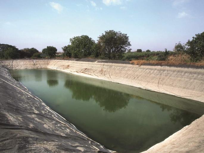Jalyukt Shiwar funds stopped due to rain | जलयुक्त शिवारमध्ये निधीची वानवा; आता पावसामुळे ठप्प Jalyukt Shiwar funds stopped due to rain | जलयुक्त शिवारमध्ये निधीची वानवा; आता पावसामुळे ठप्प