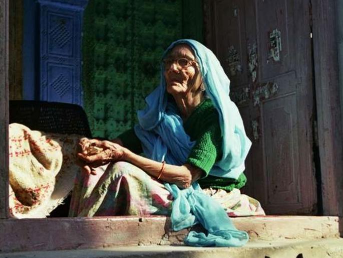 elder women can't go to the doctor, neither can afford medicine! | कुणाला डॉक्टरांकडे जाता येईना, तर कुणी जगताहेत औषधाविना ! elder women can't go to the doctor, neither can afford medicine! | कुणाला डॉक्टरांकडे जाता येईना, तर कुणी जगताहेत औषधाविना !