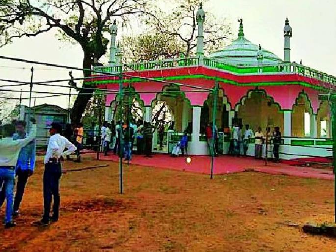 All religions pay obeisance at Hyder Shah Baba's dargah | हैदर शाह बाबांच्या दर्गावर सर्वधर्मीय होतात नतमस्तक All religions pay obeisance at Hyder Shah Baba's dargah | हैदर शाह बाबांच्या दर्गावर सर्वधर्मीय होतात नतमस्तक