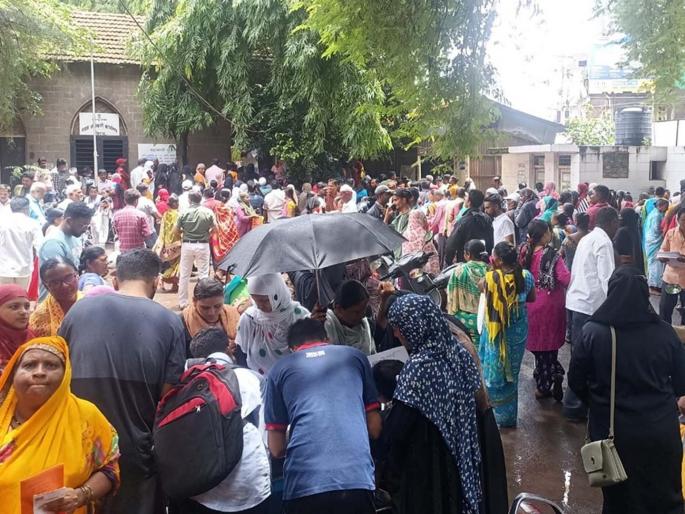Hundreds of citizens throng Talathi office, Setu centers | तलाठी कार्यालय, सेतू केंद्रांवर शेकडो नागरिकांची झुंबड Hundreds of citizens throng Talathi office, Setu centers | तलाठी कार्यालय, सेतू केंद्रांवर शेकडो नागरिकांची झुंबड