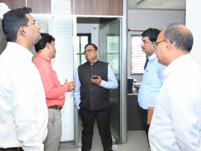 Newly appointed municipal commissioner's 'on the spot' inspection! | नवनियुक्त महापालिका आयुक्तांचे ‘ऑन द स्पॉट’ इन्स्पेक्शन! Newly appointed municipal commissioner's 'on the spot' inspection! | नवनियुक्त महापालिका आयुक्तांचे ‘ऑन द स्पॉट’ इन्स्पेक्शन!