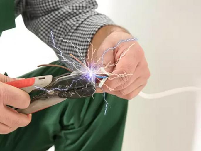 Touching the wire without closing the extension box is fatal | एक्सटेंशन बॉक्स बंद न करता वायरला हात लावणे जीवावर बेतले Touching the wire without closing the extension box is fatal | एक्सटेंशन बॉक्स बंद न करता वायरला हात लावणे जीवावर बेतले