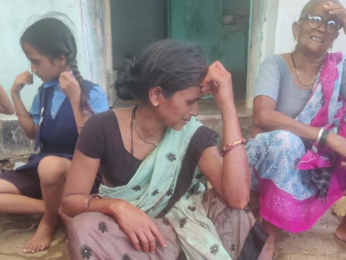father and son killed neighbor for cutting tree branches | चिंचेच्या फांद्या तोडण्यावरून बापलेकाने केली शेजाऱ्याची हत्या father and son killed neighbor for cutting tree branches | चिंचेच्या फांद्या तोडण्यावरून बापलेकाने केली शेजाऱ्याची हत्या