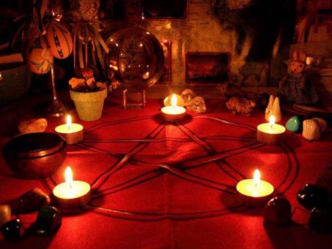 Beating by entering the house on suspicion of witchcraft | जादूटोण्याच्या संशयावरून घरात शिरुन मारहाण Beating by entering the house on suspicion of witchcraft | जादूटोण्याच्या संशयावरून घरात शिरुन मारहाण
