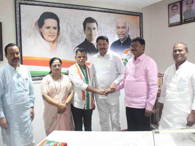 Ambhore held the hand of Congress; Signs of new political developments in Chandrapur | अंभोरेंनी धरला काँग्रेसचा हात; चंद्रपूरमध्ये नव्या राजकीय घडमोडींचे संकेत Ambhore held the hand of Congress; Signs of new political developments in Chandrapur | अंभोरेंनी धरला काँग्रेसचा हात; चंद्रपूरमध्ये नव्या राजकीय घडमोडींचे संकेत