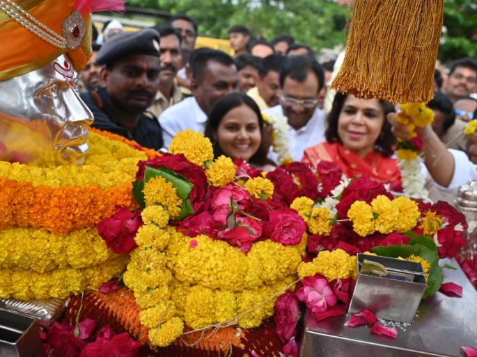 Shegavicha Rana Gajanan entered Solapur district; Crowd of devotees to welcome the palanquin | शेगावीचा राणा सोलापूर जिल्ह्यात दाखल; पालखीच्या स्वागतासाठी भक्तांची गर्दी Shegavicha Rana Gajanan entered Solapur district; Crowd of devotees to welcome the palanquin | शेगावीचा राणा सोलापूर जिल्ह्यात दाखल; पालखीच्या स्वागतासाठी भक्तांची गर्दी