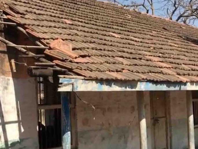 In Yavatmal, 79 dangerous school buildings; students' lives are at risk in school | यवतमाळमध्ये ७९ धोकादायक इमारतीत विद्यार्थी गिरवताहेत शिक्षणाचे धडे In Yavatmal, 79 dangerous school buildings; students' lives are at risk in school | यवतमाळमध्ये ७९ धोकादायक इमारतीत विद्यार्थी गिरवताहेत शिक्षणाचे धडे