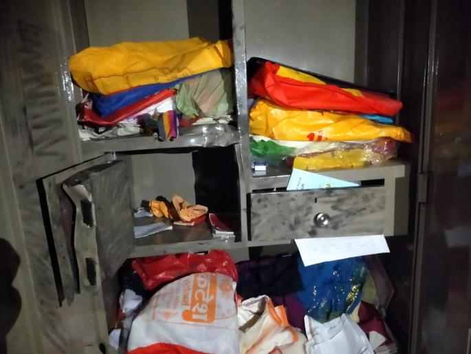 Thieves broke into farmer's house; 18 tolas of gold and three and a half lakhs in cash | शेतकऱ्याचे घर चोरट्यांनी फोडले; १८ तोळे सोन्यासह साडेतीन लाखांची रोकड लंपास Thieves broke into farmer's house; 18 tolas of gold and three and a half lakhs in cash | शेतकऱ्याचे घर चोरट्यांनी फोडले; १८ तोळे सोन्यासह साडेतीन लाखांची रोकड लंपास