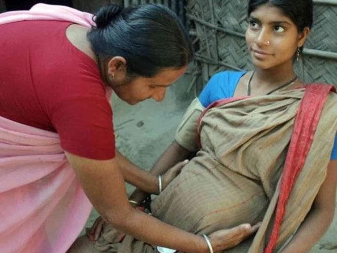 Burden of motherhood at a young age, 338 births in the 15-19 age group per year | कोवळ्या वयात मातृत्वाचे ओझे, वर्षभरात १५ ते १९ वयोगटात ३३८ प्रसूती Burden of motherhood at a young age, 338 births in the 15-19 age group per year | कोवळ्या वयात मातृत्वाचे ओझे, वर्षभरात १५ ते १९ वयोगटात ३३८ प्रसूती