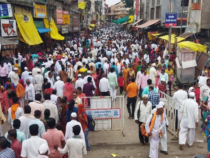 Huge crowd in Pandharpur even before Ashadhi Vari; As many as half a lakh devotees queued for the darshan of Vitthala | आषाढी वारीपूर्वीच पंढरपुरात मोठी गर्दी; विठ्ठलाच्या दर्शन रांगेत तब्बल सव्वा लाख भाविक Huge crowd in Pandharpur even before Ashadhi Vari; As many as half a lakh devotees queued for the darshan of Vitthala | आषाढी वारीपूर्वीच पंढरपुरात मोठी गर्दी; विठ्ठलाच्या दर्शन रांगेत तब्बल सव्वा लाख भाविक