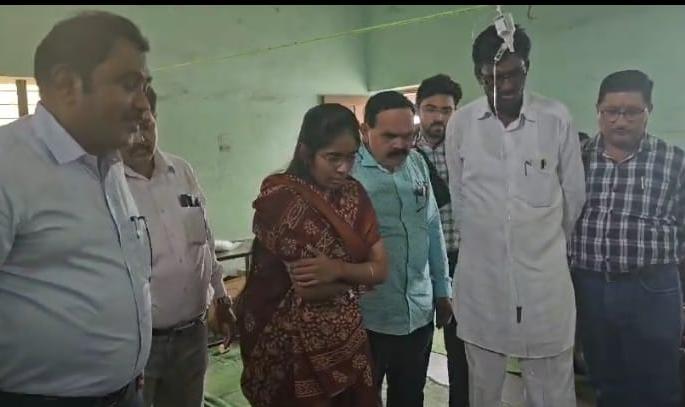 A house-to-house survey to prevent epidemics of diarrhea in villages in akola | सराव गावातील अतिसाराची साथ रोखण्यासाठी घरोघरी सर्वेक्षण A house-to-house survey to prevent epidemics of diarrhea in villages in akola | सराव गावातील अतिसाराची साथ रोखण्यासाठी घरोघरी सर्वेक्षण