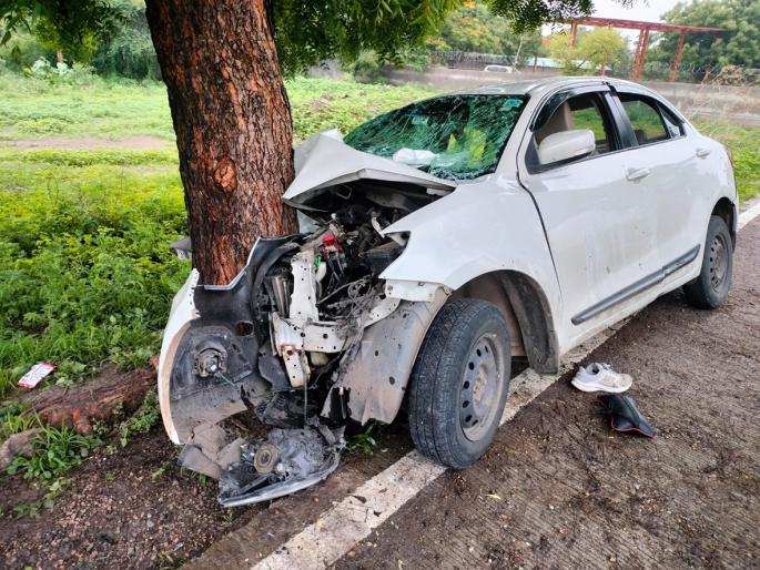 Car crashes into tree while returning from lunch, one killed | जेवण करून परतताना कार झाडावर धडकली, एक ठार Car crashes into tree while returning from lunch, one killed | जेवण करून परतताना कार झाडावर धडकली, एक ठार