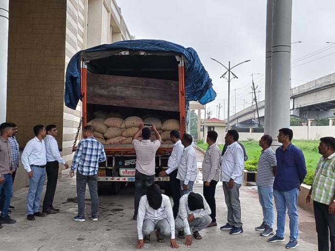 300 quintals of stolen turi seized, goods worth 51 lakhs seized | चोरी गेलेल्या ३०० क्विंटल तुरीचा लावला छडा, ५१ लाखांचा मुद्देमाल जप्त 300 quintals of stolen turi seized, goods worth 51 lakhs seized | चोरी गेलेल्या ३०० क्विंटल तुरीचा लावला छडा, ५१ लाखांचा मुद्देमाल जप्त