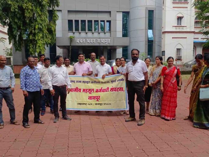 The agitation of revenue employees continued even on a holiday | सुटीच्या दिवशीही महसूल कर्मचाऱ्यांचे आंदोलन कायम The agitation of revenue employees continued even on a holiday | सुटीच्या दिवशीही महसूल कर्मचाऱ्यांचे आंदोलन कायम