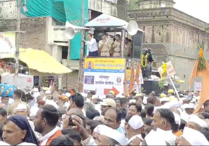 Girish Mahajan sometimes in the role of police and sometimes in the role of temple committee employees | गिरीश महाजन कधी पोलिसांच्या तर कधी मंदिर समिती कर्मचाऱ्यांच्या भूमिकेत Girish Mahajan sometimes in the role of police and sometimes in the role of temple committee employees | गिरीश महाजन कधी पोलिसांच्या तर कधी मंदिर समिती कर्मचाऱ्यांच्या भूमिकेत