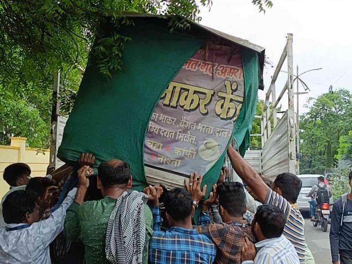 Tea, Vade and Kandabhaji made on the pavement; The steps were uprooted and thrown! | फुटपाथवर बनायचा चहा, वडे अन् कांदाभजी; टपऱ्या उखडून फेकल्या! Tea, Vade and Kandabhaji made on the pavement; The steps were uprooted and thrown! | फुटपाथवर बनायचा चहा, वडे अन् कांदाभजी; टपऱ्या उखडून फेकल्या!