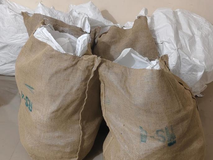 smuggling gutka; Police caught one with the car | चोरट्या मार्गाने गुटख्याची वाहतूक; पोलिसांनी कारसह एकाला पकडले smuggling gutka; Police caught one with the car | चोरट्या मार्गाने गुटख्याची वाहतूक; पोलिसांनी कारसह एकाला पकडले