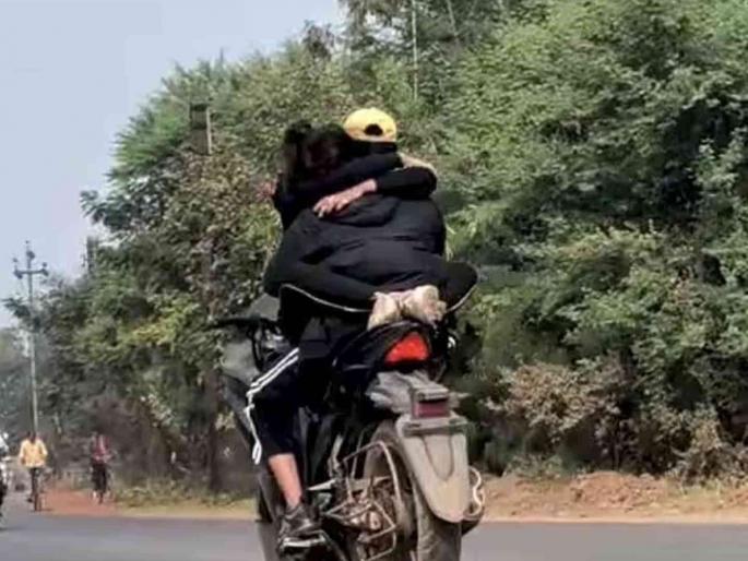 A case has been registered against another couple for obscenity on a two-wheeler | दुचाकीवर अश्लील चाळे, आणखी एका जोडप्याविरुद्ध गुन्हा दाखल A case has been registered against another couple for obscenity on a two-wheeler | दुचाकीवर अश्लील चाळे, आणखी एका जोडप्याविरुद्ध गुन्हा दाखल