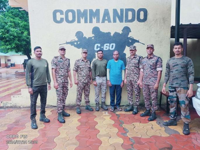 Jahal Naxalist involved in violent crime surrenders before police | हिंसक गुन्ह्यात सहभागी असलेल्या जहाल नक्षलवाद्याचे पोलिसांसमोर आत्मसमर्पण Jahal Naxalist involved in violent crime surrenders before police | हिंसक गुन्ह्यात सहभागी असलेल्या जहाल नक्षलवाद्याचे पोलिसांसमोर आत्मसमर्पण