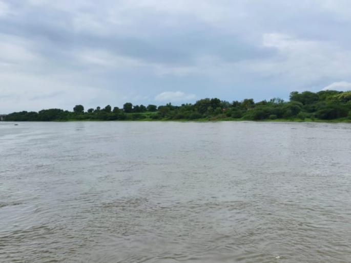 Godavari River flows by twelve thousand cusecs; Kopargaon, relief to Marathwada with residence | गोदावरी नदी बारा हजार क्यूसेक्सने प्रवाही; कोपरगाव, राहत्यासह मराठवाड्याला दिलासा Godavari River flows by twelve thousand cusecs; Kopargaon, relief to Marathwada with residence | गोदावरी नदी बारा हजार क्यूसेक्सने प्रवाही; कोपरगाव, राहत्यासह मराठवाड्याला दिलासा