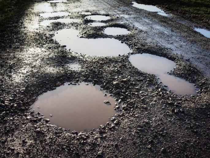 Armory-Gadchiroli national highway went 'rocky' during rainy season! | ऐन पावसाळ्यात आरमोरी-गडचिरोली राष्ट्रीय महामार्ग गेला 'खड्यात'! Armory-Gadchiroli national highway went 'rocky' during rainy season! | ऐन पावसाळ्यात आरमोरी-गडचिरोली राष्ट्रीय महामार्ग गेला 'खड्यात'!