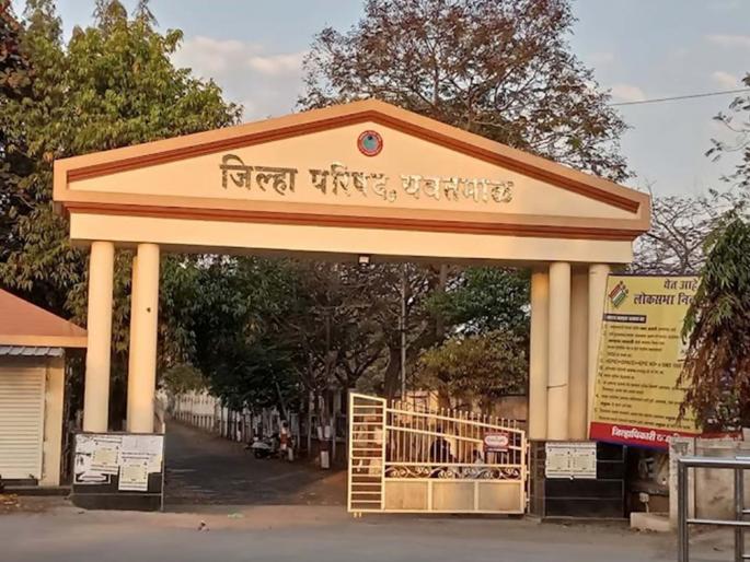 Protest by 'ZP' employees wearing black armbands | 'झेडपी' कर्मचाऱ्यांचे काळ्या फिती लावून आंदोलन Protest by 'ZP' employees wearing black armbands | 'झेडपी' कर्मचाऱ्यांचे काळ्या फिती लावून आंदोलन