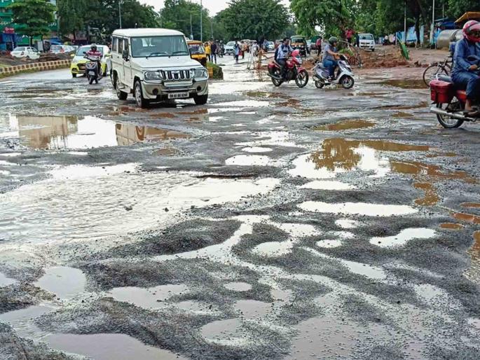 Bone-breaking potholes galore on narrow roads; Bhandara people suffering | अरुंद रस्त्यांवर हाड मोडणाऱ्या खड्ड्यांची भरमार; भंडारकर त्रस्त Bone-breaking potholes galore on narrow roads; Bhandara people suffering | अरुंद रस्त्यांवर हाड मोडणाऱ्या खड्ड्यांची भरमार; भंडारकर त्रस्त