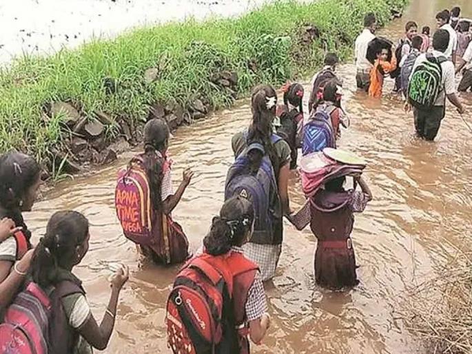Students have to wade their way out of the flood water | विद्यार्थ्यांना पुराच्या पाण्यातून काढावा लागतो जिवघेणा मार्ग Students have to wade their way out of the flood water | विद्यार्थ्यांना पुराच्या पाण्यातून काढावा लागतो जिवघेणा मार्ग