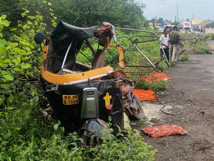 Truck crushes auto, four killed, three injured | ट्रकने ऑटोला चिरडले, चार ठार, तीन जखमी Truck crushes auto, four killed, three injured | ट्रकने ऑटोला चिरडले, चार ठार, तीन जखमी