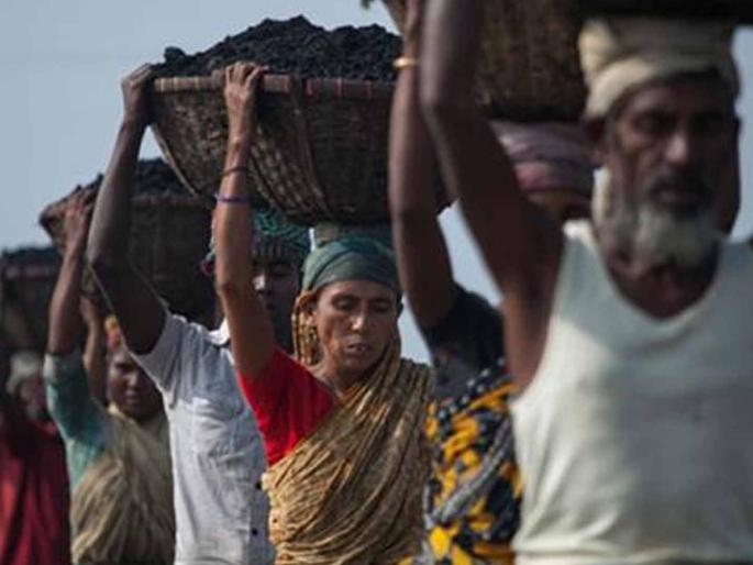 Labor under Employment Guarantee Scheme are not paid for their work | रोजगार हमी योजनेचे मजूर उधारीवरच राबलेत कामावर Labor under Employment Guarantee Scheme are not paid for their work | रोजगार हमी योजनेचे मजूर उधारीवरच राबलेत कामावर