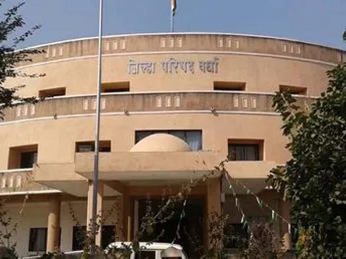 Construction department of ZP controversial because of temporary clerk? : Pressure on the officials with the help of political leaders | उसणवार लिपिकामुळे झेडपीचा बांधकाम विभाग वादांकित? : राजकीय नेत्यांच्या वरदहस्ताने अधिकाऱ्यांवर दबाव Construction department of ZP controversial because of temporary clerk? : Pressure on the officials with the help of political leaders | उसणवार लिपिकामुळे झेडपीचा बांधकाम विभाग वादांकित? : राजकीय नेत्यांच्या वरदहस्ताने अधिकाऱ्यांवर दबाव